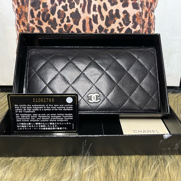Authentic  Chanel Bifold wallet - Picture 2 of 16